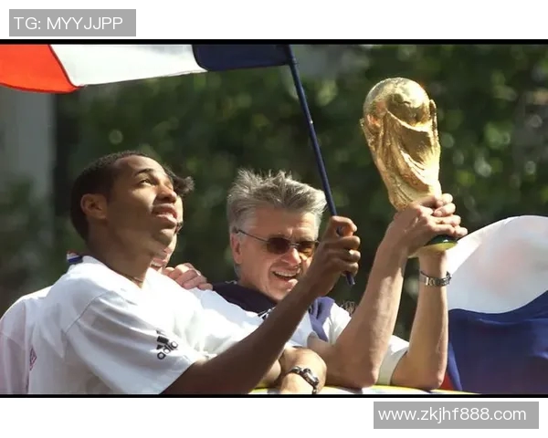 足球传奇瞬间尽收眼底 球星卡壁纸点亮你的收藏世界